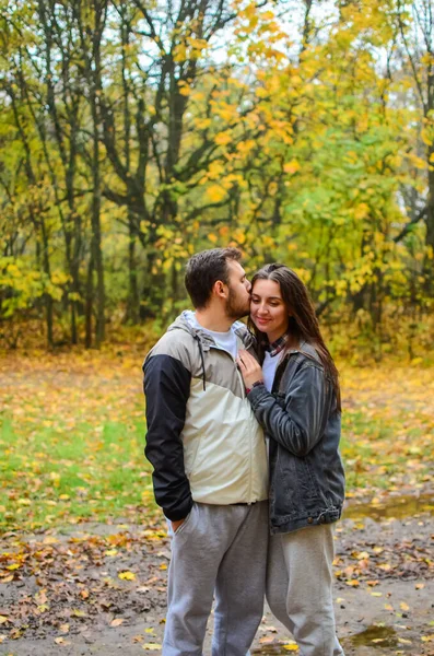 这对年轻夫妇在秋天的下午在公园里散步 浪漫的约会 男人和女人 两个人的爱情 大自然中的家庭 真正的关系 快乐的家庭 真正的恋人 大自然中的拥抱 情人节的照片 — 图库照片