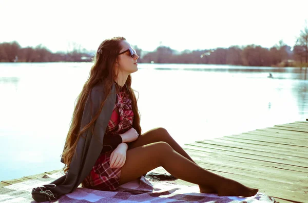 Woman Sunglasses Sits Pier Young Woman Sits Wooden Pier Plaid — Stock Photo, Image