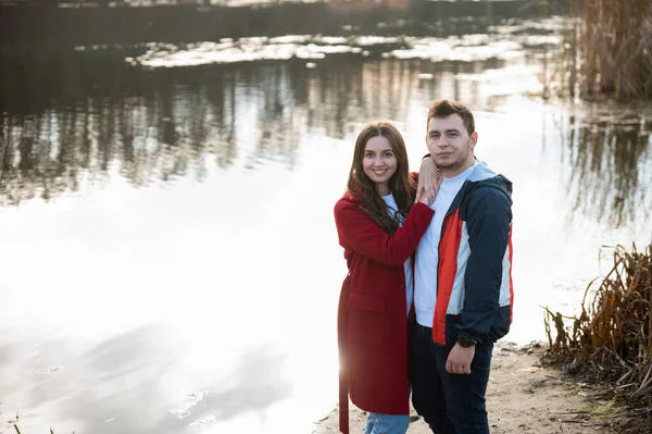 Young Couple Love Lake Romantic Date Man Woman Love Two — Stock Photo, Image