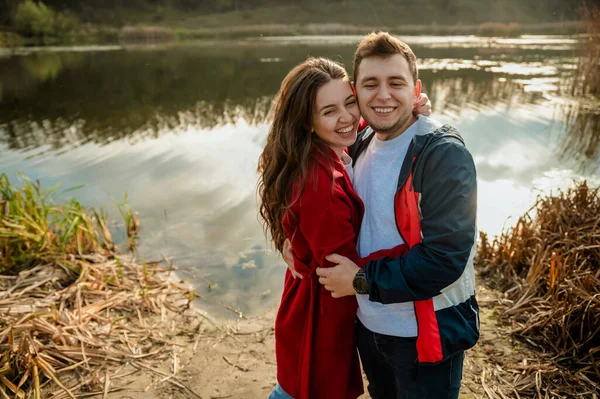 Pasangan Muda Bahagia Taman Romantic Date Valentine Day Man Woman — Stok Foto