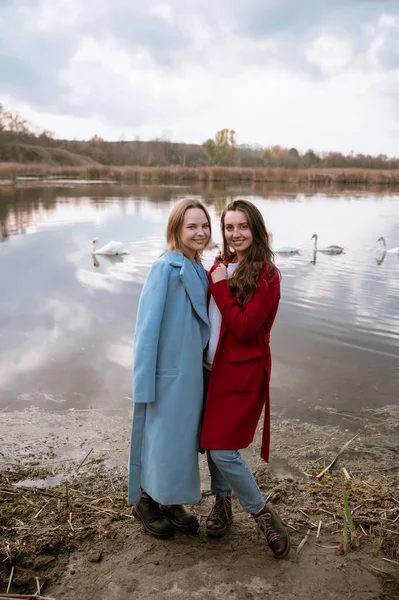 Δύο Αδελφές Στέκονται Δίπλα Στη Λίμνη Δύο Κορίτσια Φίλες Στη — Φωτογραφία Αρχείου