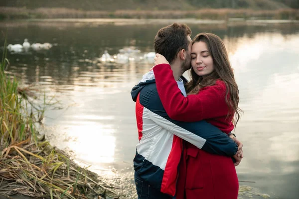 Casal Abraçando Perto Lake Woman Abraçando Homem Casal Bonito Love — Fotografia de Stock