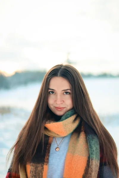 Πορτρέτο Της Νεαρής Όμορφης Γυναίκας Στο Πάρκο Χειμώνα Για Χιονισμένη — Φωτογραφία Αρχείου