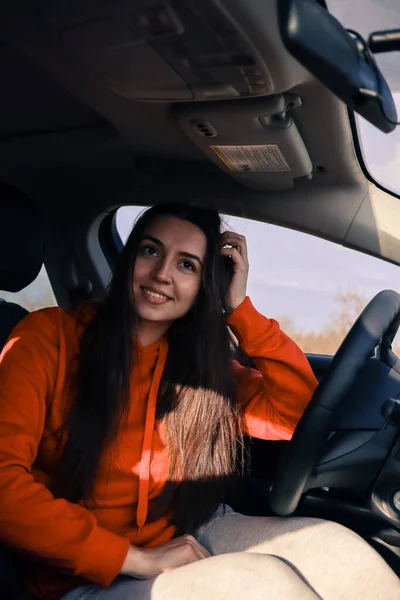 Arabada Oturan Bir Kadın Arabada Oturan Bir Kadın Arabadaki Güzel — Stok fotoğraf