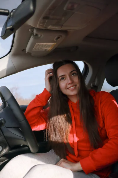 Arabada Oturmuş Kameraya Bakan Bir Kadın Araba Süren Bir Kız — Stok fotoğraf