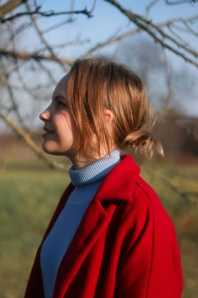 Νεαρή Γυναίκα Στέκεται Στο Πράσινο Πεδίο Και Αναζητούν Πορτρέτο Της — Φωτογραφία Αρχείου