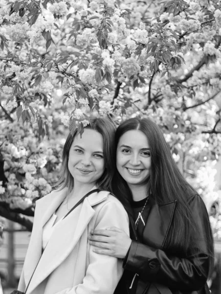 Jeunes Belles Filles Dans Parc Printanier Fleurissant Portrait Noir Blanc — Photo