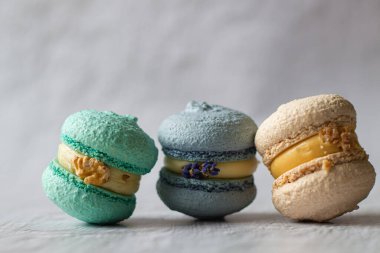 Farklı aromalı lezzetli badem kurabiyeleri.fransız tatlısı.bak. fransız tatlı.macaroons.bakery.food servis .macaroons dek.faklı. ev yapımı pastalar.cafe reklamları. güzel tatlı. narin krema. Yemek pişirme. Tatil hediyesi..