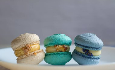 Lezzetli tatlı badem kurabiyeleri.dessert .baking.franch tats.bakery.food servis .macaroons dekoru. Farklı tatlar. Ev yapımı kekler. Kafe reklamı. Güzel tatlı. Narin krema. Yemek pişirme.