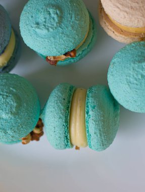 Çeşitli aromalı makaronlar. Dessert .baking.French sweet s.bakery.food teslimatı.macaroons dekoru .macaroons dekoru. Farklı tatlar. Ev yapımı kekler. Kafe reklamları. Güzel tatlar.