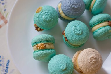 Çikolatalı lezzetli kurabiyeler, kapayın. Dessert .baking.French Sweets.bakery.food teslimatı.macaroons dekoru. Farklı tatlar. Ev yapımı kekler. Kafe reklamı. Güzel tatlı. Narin krema..