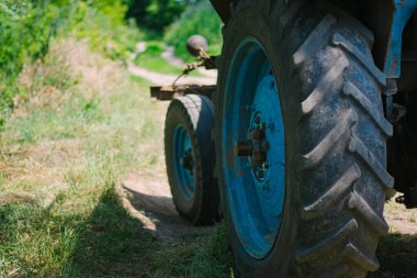 Sahadaki traktör. Mavi traktör. Belarusyan retro vintage traktörü. Ukrayna 'da tarım ve tarım sektöründe çalışıyorum. Eski çalışan traktör. Tamirci.agrotechnics.ukrainian.farmer.agritural.köy