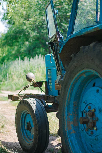 Oude Roestige Trekker Het Gras Blauwe Tractor Wit Russische Retro — Stockfoto