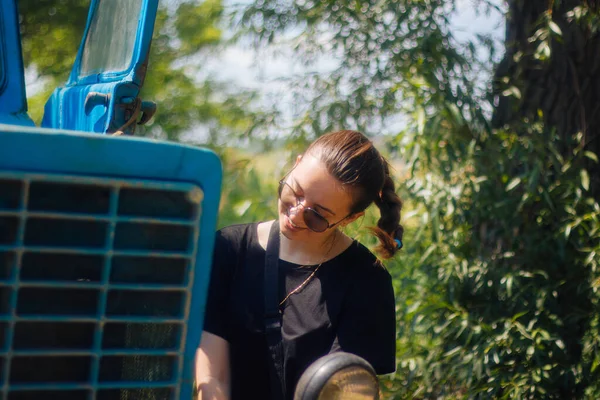 Junges Mädchen Mit Retro Auto Autarke Woman Woman Traktorfahrer Girl Stockfoto