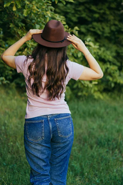 Uma Menina Com Chapéu Parque Verão Cabelo Bonito Caminhando Forest — Fotografia de Stock