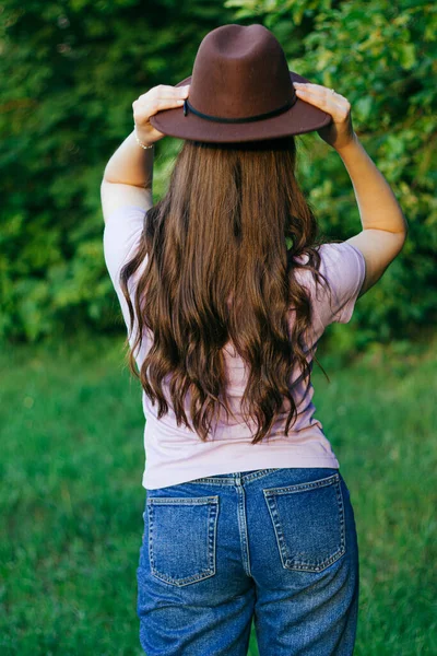 Jovem Mulher Com Hat Woman Campo Chapéu Stands Com Seu — Fotografia de Stock