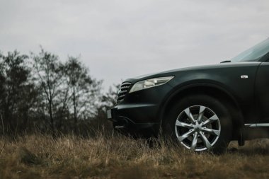 Balakliya, Cherkasy bölgesi, Ukrayna .24.12.2022 siyah fx35.Güzel bir yerdeki dağda siyah bir araba duruyor. Popüler, güzel bir araba. Araba kiralama. Araba kiralama. Reklam. Siyah bir çapraz araba.