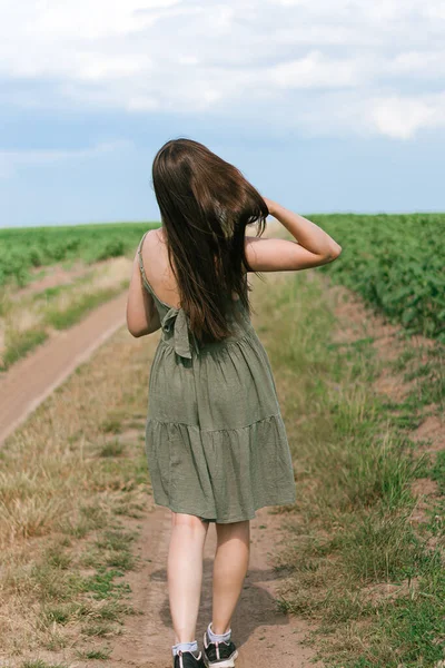 Κορίτσι Πόδια Στο Πεδίο Μια Νεαρή Γυναίκα Ένα Φόρεμα Περπατά — Φωτογραφία Αρχείου