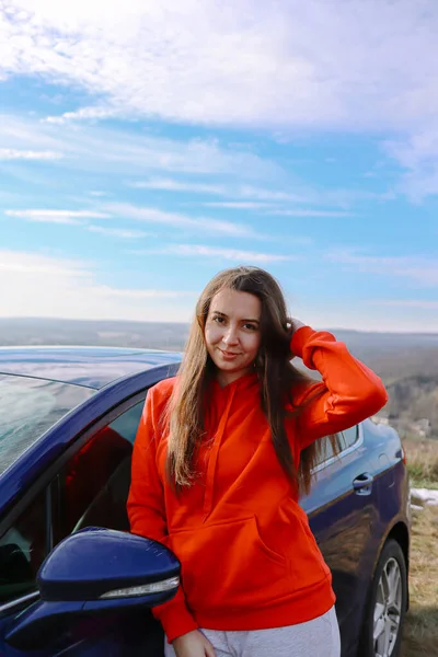 Eine Frau Steht Der Nähe Des Auto Mädchen Mit Einem — Stockfoto