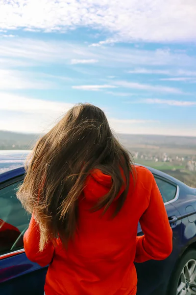 Arkadan Manzaraya Bakıyorum Bir Kadın Arabanın Yanında Sırtı Dönük Duruyor — Stok fotoğraf