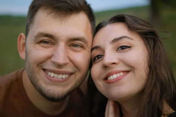 Πορτρέτο Του Ευτυχισμένου Ζευγαριού Χαμογελαστό Ρομαντική Ημερομηνία Ημέρα Του Αγίου — Φωτογραφία Αρχείου