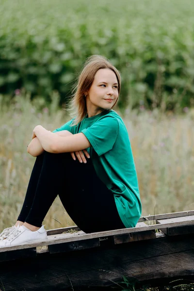 Gyönyörű Fiatal Szőke Hajú Lábaival Alatta Fekszik Lány Mezőn Magány — Stock Fotó
