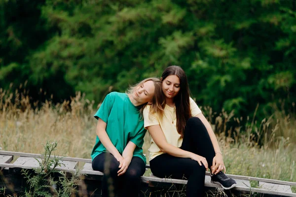 Two Girls Girlfriends Nature Friendship Love Beautiful Happy Girlfriends Happy — Stok Foto
