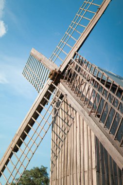 Ukrayna 'daki eski ahşap değirmen. Mimarlık abidesi. Ukrayna yel değirmeni. Ukrayna' daki eski ahşap yel değirmeni üretimi. Eski ahşap yel değirmeni. Masaüstü duvar kağıdı. Mavi gökyüzü. Kırsal manzara. Ukrayna 'daki Ukrayna' nın eski bina gelenekleri..