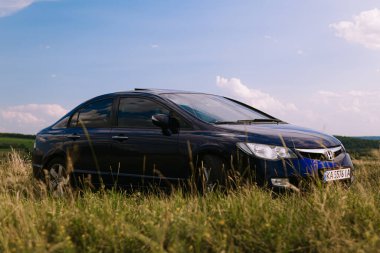 Cherkasy, Ukrayna. 15.07.2023.güzel araba bir dağda duruyor. Bir otomobil fuarı satın almak. Japon otomobil kiralamak. Honda civic.promosyon.auto reklamı. Kullanılmış otomobil satışı. Cool. Eski bir arabanın reklamı. Klasik inşaat fotoğrafı.