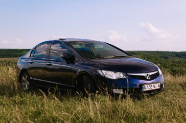 Cherkasy, Ukrayna 15.07.23.Mavi Honda Civic.Auto güzel bir yerde. Güzel bir araba bir dağda duruyor. Bir otomobil fuarı. Bir araba kiralamak. Japon otomotiv kiralamak. Honda civic.promosyon.otomobil reklamı.