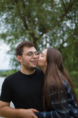 Romantik bir çift. Aşk. Sevgili ve kız arkadaş. Karı koca. Mutlu anlar. Doğada randevu. Portreler. Mutluluk ve sevinç duyguları..