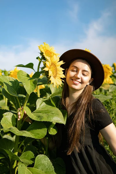 Jovem Campo Com Sunflowers Menina Chapéu Com Cabelos Longos Está — Fotografia de Stock