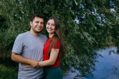 Birbirine aşık bir çift. Romantik bir ilişki. İki insanın kucaklaşması. Bir erkekle bir kadın arasındaki aşk. Kız ve erkek, erkek ve kadın..