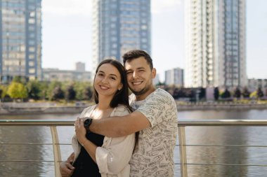 Romantik randevu. Erkek ve kadın. İki kişinin aşkı. Gerçek bir aile. Gerçek bir çift. Sevgililer Günü için fotoğraf. Sevgililer Günü. Sevgililer Günü.