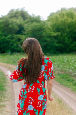 Uzun saçlı bir kız. Kadının akıl sağlığı. Sakin, huzurlu, hayalperest bir kız. Kadın rüyaları ve düşünceleri. Rahatlama hissi.