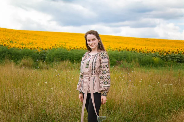 Ukrajinská Žena Vyšívané Shirti Pole Slunečnice Snivá Žena Zamyšlená Šťastná — Stock fotografie