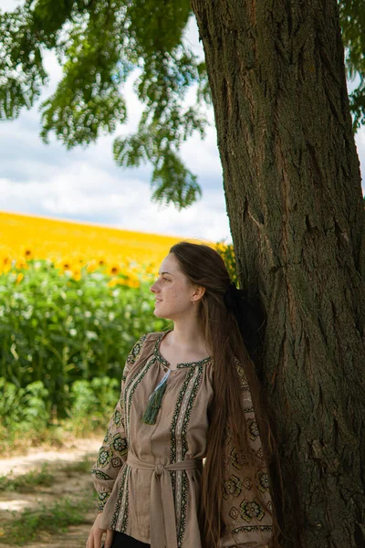 Mladá Žena Žlutých Šatech Parku Žena Vyšívané Košili Stojí Blízkosti — Stock fotografie