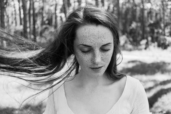 Piękne Czarno Białe Zbliżenie Portret Młodej Kobiety Piegami Twarzy Kobieta — Zdjęcie stockowe