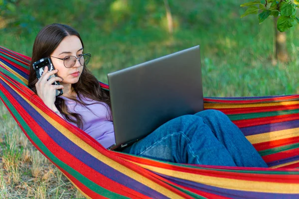 Doğada dizüstü bilgisayarlı bir kadın ile çalışmak. Doğada bilgisayarlı bir kadın. Evden internet üzerinden çalışmak. İnternet üzerinden eğitim. İş kadını. Sohbet ve iletişim. Kız laptopla iletişim kuruyor. Serbest ancer.Telefonlu ve laptoplu kadın. Tatil üzerinde çalışıyor. Evden işe odaklı kız..