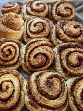 Ev yapımı tarçınlı börekler, ev yapımı fırın, tarçınlı tarçın, tarçınlı pasta, klasik tarçınlı pasta, güzel, güzel, tatlı, telefonda fotoğraf.