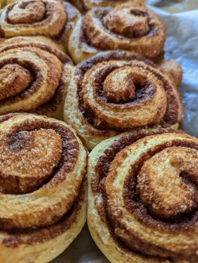 Ev yapımı tarçınlı börekler, ev yapımı fırın, tarçınlı tarçın, tarçınlı pasta, klasik tarçınlı pasta, güzel, güzel, tatlı, telefonda fotoğraf.