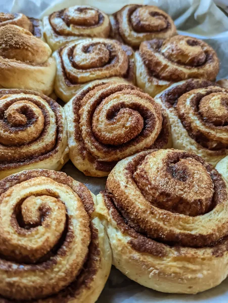 Ev yapımı tarçınlı börekler, ev yapımı fırın, tarçınlı tarçın, tarçınlı pasta, klasik tarçınlı pasta, güzel, güzel, tatlı, telefonda fotoğraf.