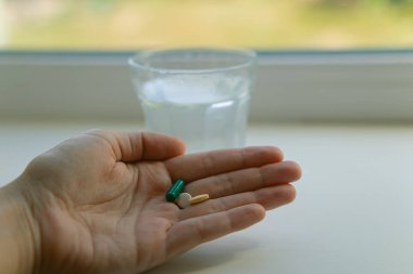 Eldeki haplar. Çok sayıda hap. Hastalık ve tedavi. Soğuk algınlığı ve flu.ilaçlar. Sağlık için vitamin ve mineraller. Sağlık takviyeleri. Sağlık sorunları. Antidepresanlar..