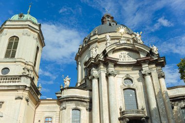 Lviv.View 'de tatil. Lviv' in yukarıdan görünüşü. Tarihi şehir. Antik avlu ve yüzler. Şehrin panoramik manzarası. Ukrayna 'da turistik şehir..