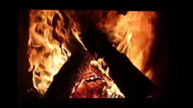 Evde sıcaklık. Şömineden gelen sıcaklık. Odun yakan şömine. Ev sıcak. Odunla ısıtılıyor. Estetikle. Geleneksel şömine. Ateş ve alevler. Yanan odun. Rahatlatıcı atmosfer. Ateş.