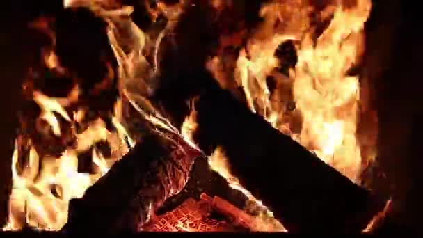 房子里温暖 壁炉里温暖 柴火熊熊燃烧 壁炉里舒适 用木头取暖 传统的 传统的 传统的 传统的 传统的 — 图库视频影像