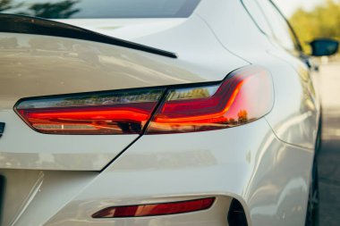 Otomobilin yan görüntüsü. Arabanın arka farları. Arabanın dışında. Bir araba kirala. Okula gidiş. Mesafeye doğru yol. Otomotiv. Otomobil Detaylı.Oto Taillight.Beyaz masaüstü duvar kağıtları.Araç