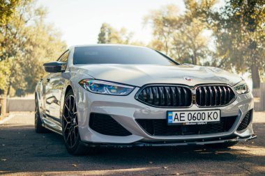 Araba almak. Otomobil fuarı. Otomobil kiralamak. Doğada güzel bir yerde araba kiralamak. Araba kiralamak. Yeni BMW.sport arabası. Akort. BMW M paketinde. Duvar kağıdı. Güzel teknoloji otomobili.