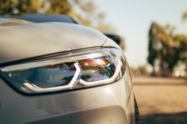 Otomobilin yan görüntüsü. Arabanın arka farları. Arabanın dışında. Bir araba kirala. Sürücü kursu. Otomotiv. Otomobil Detaylı.Auto Taillight.beyazı. Masaüstü duvar kâğıdı..