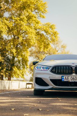 Araba almak. Otomobil fuarı. Otomobil kiralamak. Doğada güzel bir yerde araba kiralamak. Araba kiralamak. Yeni BMW.sport arabası. Akort. BMW M paketinde. Duvar kağıdı. Güzel teknoloji otomobili.